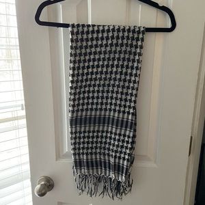 Black and white houndstooth scarf